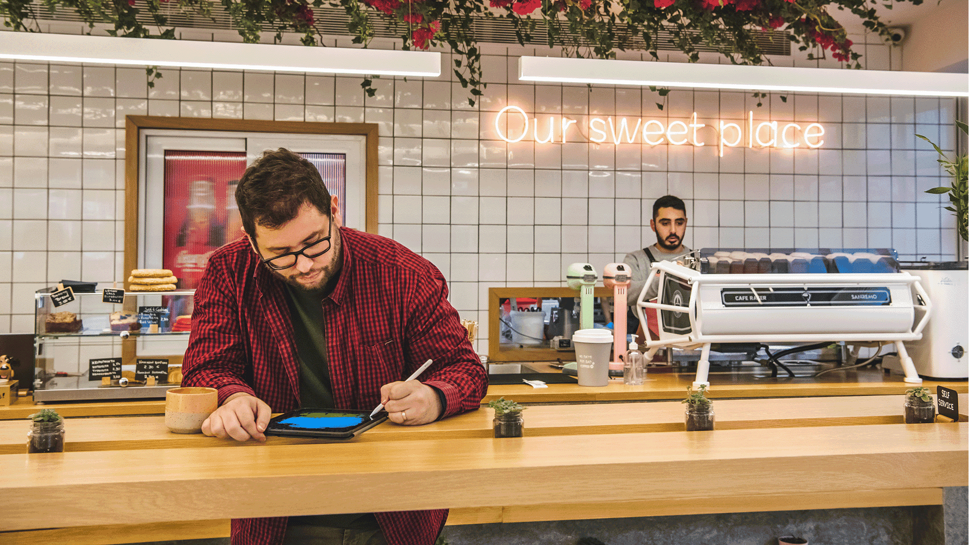 AholdDelhaize_Careers_Digital_Giorgos_coffee_drawing_concentration (2).png